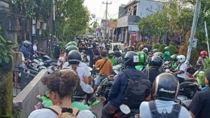 The Bali government will impose a moratorium on the construction of villas, hotels and beach clubs, what is the reason?